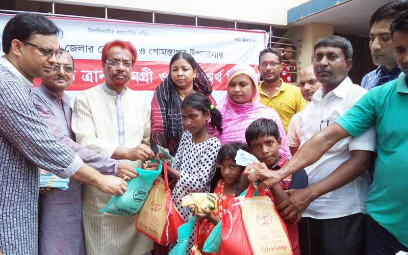 চাঁপাইনবাবগঞ্জে বন্যার্তদের মাঝে ত্রাণ বিতরণ|